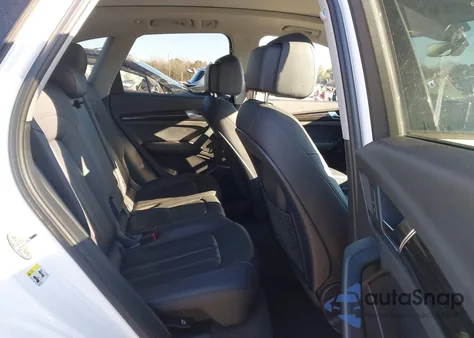 2018 Audi Q5 2.0T Premium/2.0T Tech Premium z USA, uszkodzony, nr VIN WA1ANAFY7J2044232